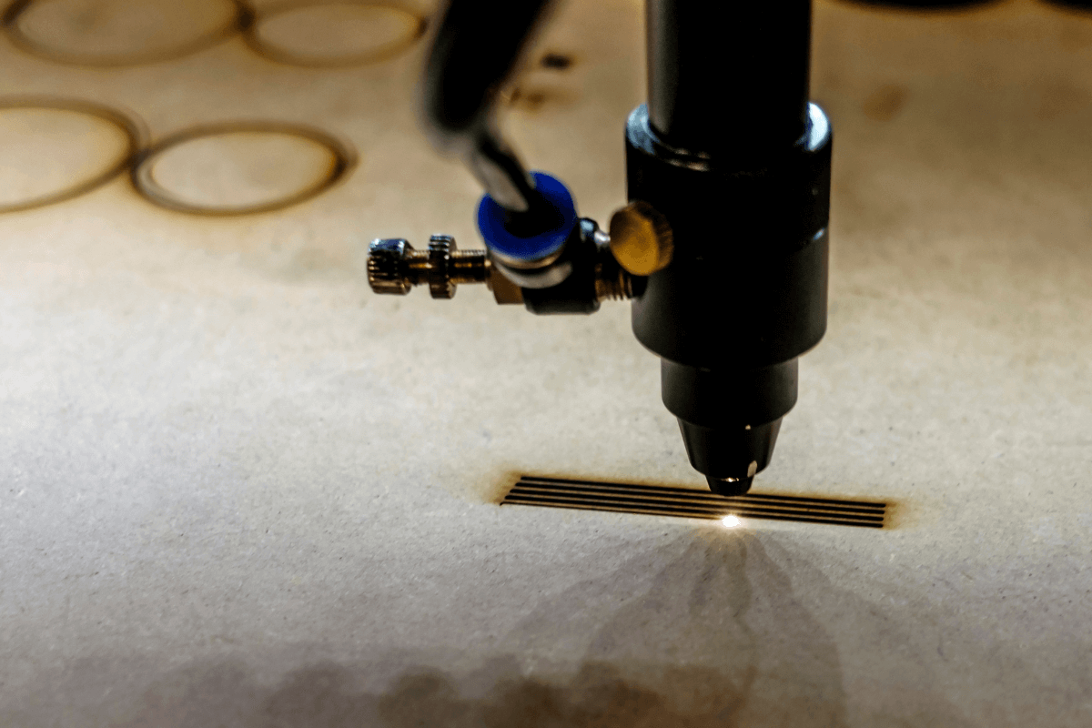 Strumento che pratica incisione laser su un metallo